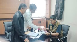 Ketum DPP PJS, Mahmud Marhaba didampingi Ketua Divisi Humas DPP PJS, M. Yasir saat menyerahkan dokumen pendaftar calon konstituen Dewan Pers kepada Ketua Komisi Penelitian, Pendataan dan Ratifikasi Dewan Pers, Yogi Hadi Ismanto, Selasa (29/07/2025) di kantor Dewan Pers.