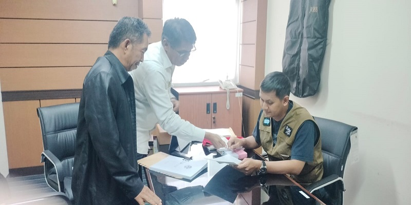 Ketum DPP PJS, Mahmud Marhaba didampingi Ketua Divisi Humas DPP PJS, M. Yasir saat menyerahkan dokumen pendaftar calon konstituen Dewan Pers kepada Ketua Komisi Penelitian, Pendataan dan Ratifikasi Dewan Pers, Yogi Hadi Ismanto, Selasa (29/07/2025) di kantor Dewan Pers.