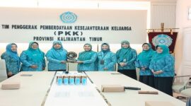 Ketua TP PKK Tojo Una-Una,Ny Hajar Lawidu, S.Kep.,Ns saat bersama Ny. Dr. Hj. Sri Wahyuni, SE, M.Si, Ketua Pokja I TP-PKK Provinsi Kalimantan Timur, Senin (7/ 7/ 2025)