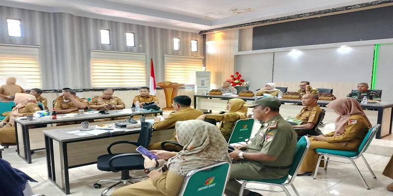 Wakil Bupati Tojo Una-Una, Hj. Surya, S.Sos., M.Si., memimpin rapat persiapan peringatan Hari Ulang Tahun ke-80 RI di ruang rapat Kantor Bupati pada Senin (28/7/2025).
