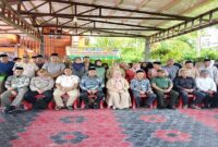 Wakil Bupati Tojo Una-una Hj. Surya, S.Sos, M.Si Bersama Ketua Komisi I DPRD Zainal Muluk Lapangandong, dan Kepala Inspektorat Daeng Mario Pawadjoi saat melepas peserta STQH ke 28 Provinsi Sulawesi Tengah, Sabtu (21/6)
