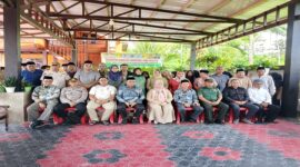 
Wakil Bupati Tojo Una-una Hj. Surya, S.Sos, M.Si Bersama Ketua Komisi I DPRD Zainal Muluk Lapangandong, dan Kepala Inspektorat Daeng Mario Pawadjoi saat melepas peserta STQH ke 28 Provinsi Sulawesi Tengah, Sabtu (21/6)
