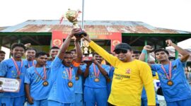 Bupati Tojo Una-una, Ilham Lawidu menyerahkan piala sepak bola kepada BMU FC; di Kecamatan Ulubongka, Jumat 25 Juli 2025