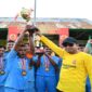 Bupati Tojo Una-una, Ilham Lawidu menyerahkan piala sepak bola kepada BMU FC; di Kecamatan Ulubongka, Jumat 25 Juli 2025