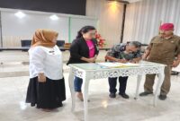 Wakil Bupati Hj. Surya, S.Sos., M.Si., bersama Pj. Sekda Alfian Matajen, S.Pd., M.A.P., menyaksikan penandatanganan kerjasama antara Perumda Air Minum UE Tanah Kabupaten Tojo Una-Una dan Bank Mandiri KCP Ampana, Jumat (18/7/2025).