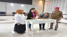 Wakil Bupati Hj. Surya, S.Sos., M.Si., bersama Pj. Sekda Alfian Matajen, S.Pd., M.A.P., menyaksikan penandatanganan kerjasama antara Perumda Air Minum UE Tanah Kabupaten Tojo Una-Una dan Bank Mandiri KCP Ampana, Jumat (18/7/2025).