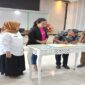 Wakil Bupati Hj. Surya, S.Sos., M.Si., bersama Pj. Sekda Alfian Matajen, S.Pd., M.A.P., menyaksikan penandatanganan kerjasama antara Perumda Air Minum UE Tanah Kabupaten Tojo Una-Una dan Bank Mandiri KCP Ampana, Jumat (18/7/2025).