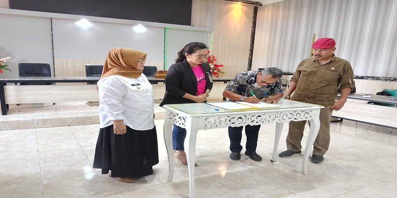 Wakil Bupati Hj. Surya, S.Sos., M.Si., bersama Pj. Sekda Alfian Matajen, S.Pd., M.A.P., menyaksikan penandatanganan kerjasama antara Perumda Air Minum UE Tanah Kabupaten Tojo Una-Una dan Bank Mandiri KCP Ampana, Jumat (18/7/2025).