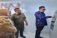 Bupati Tojo Una-Una, Ilham Lawidu dab Wakil Bupati Hj.Surya, S.Sos,M.Si, saat pengresmian ATM Bank Sulteng di Pasar Sentral Sansarino, Kamis 14 Agustus 2025


