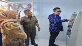 Bupati Tojo Una-Una, Ilham Lawidu dab Wakil Bupati Hj.Surya, S.Sos,M.Si, saat pengresmian ATM Bank Sulteng di Pasar Sentral Sansarino, Kamis 14 Agustus 2025


