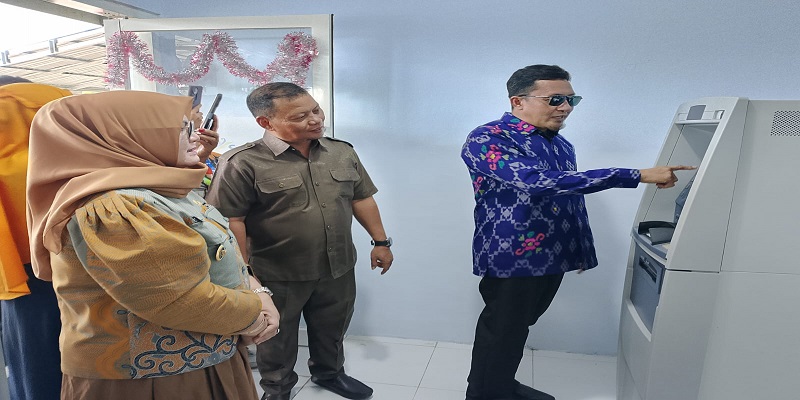 Bupati Tojo Una-Una, Ilham Lawidu dab Wakil Bupati Hj.Surya, S.Sos,M.Si, saat pengresmian ATM Bank Sulteng di Pasar Sentral Sansarino, Kamis 14 Agustus 2025


