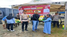 
Kajari Tojo Una-una, Dr. Rizky saat menyerahkan beras murah kepada salah satu warga masyarakat, Ahad (10/8/25).