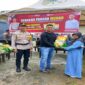 
Kajari Tojo Una-una, Dr. Rizky saat menyerahkan beras murah kepada salah satu warga masyarakat, Ahad (10/8/25).