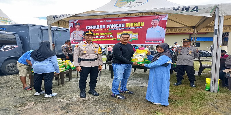 
Kajari Tojo Una-una, Dr. Rizky saat menyerahkan beras murah kepada salah satu warga masyarakat, Ahad (10/8/25).