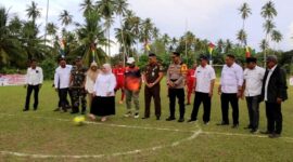 Wakil Bupati Tojo Una-Una, Surya S. Sos, secara resmi membuka Turnamen Sepak Bola U-40 yang digelar di Lapangan Sepak Bola Sumoli, Kecamatan Ratolindo, Rabu (6/8/2025).