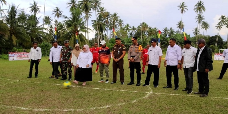 Wakil Bupati Tojo Una-Una, Surya S. Sos, secara resmi membuka Turnamen Sepak Bola U-40 yang digelar di Lapangan Sepak Bola Sumoli, Kecamatan Ratolindo, Rabu (6/8/2025).
