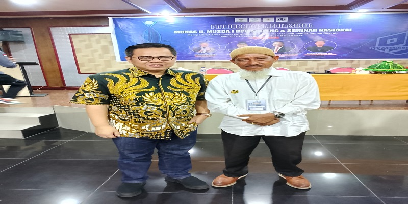 
Budi Dako (kanan) foto bersama Rizaludin Kurniawan (kiri) Ketua Dewan Pakar DPP Pro Jurnalismedia Siber (PJS). (ist)