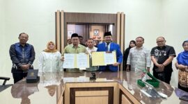 Bupati Tojo Una-Una, Ilham Lawidu dan Rektor UNISA Palu usai melakukan penandatanganan MoU kerja sama diruang Rektor UNISA Dr. Dr.Moh.Yasin,S.E., M.P., Selasa 12 Agustus 2025