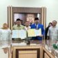 Bupati Tojo Una-Una, Ilham Lawidu dan Rektor UNISA Palu usai melakukan penandatanganan MoU kerja sama diruang Rektor UNISA Dr. Dr.Moh.Yasin,S.E., M.P., Selasa 12 Agustus 2025
