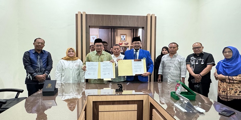 Bupati Tojo Una-Una, Ilham Lawidu dan Rektor UNISA Palu usai melakukan penandatanganan MoU kerja sama diruang Rektor UNISA Dr. Dr.Moh.Yasin,S.E., M.P., Selasa 12 Agustus 2025