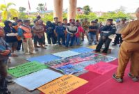 Puluhan pendemo saat mendatangi Gedung DPRD Tojo Una-Una, Selasa,5 Agustus 2025.