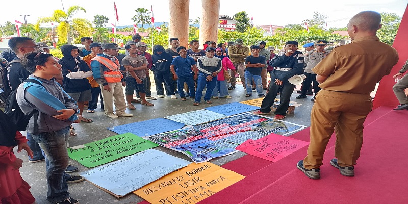 Puluhan pendemo saat mendatangi Gedung DPRD Tojo Una-Una, Selasa,5 Agustus 2025.
