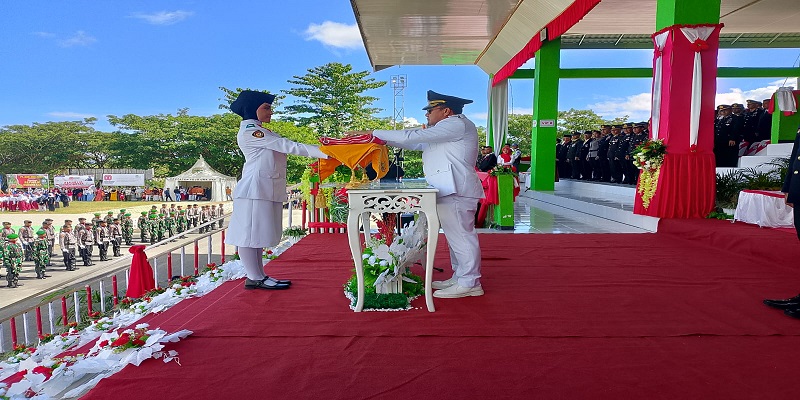 Bupati Ilham Lawidu, S.H., bertindak sebagai inspektur upacara HUT  RI ke-80 di Kabupaten Tojo Una-Una. (ist) 