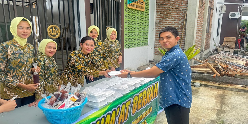 Ikatan Adhyaksa Dharmakarini (IAD) Daerah Touna menggelar kegiatan Jumat Berkah dalam rangka memperingati Hari Lahir Kejaksaan ke-80, Jumat (22/8/2025). 