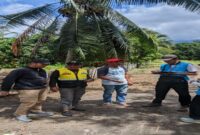 Kabid Perumahan Dinas PUPR Tojo Una-Una, Syuhri S.Abdul Kadir, S.T. saat menujuk lokasih tempat pemasangan jaringan listrik.