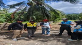 Kabid Perumahan Dinas PUPR Tojo Una-Una, Syuhri S.Abdul Kadir, S.T. saat menujuk lokasih tempat pemasangan jaringan listrik.