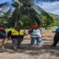 Kabid Perumahan Dinas PUPR Tojo Una-Una, Syuhri S.Abdul Kadir, S.T. saat menujuk lokasih tempat pemasangan jaringan listrik.