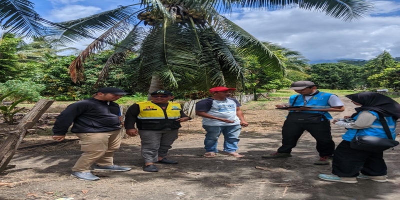 Kabid Perumahan Dinas PUPR Tojo Una-Una, Syuhri S.Abdul Kadir, S.T. saat menujuk lokasih tempat pemasangan jaringan listrik.