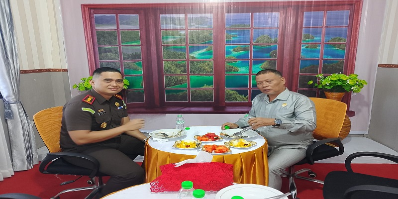 Kajari Dr. Rizky Fachrurozi, S.H., M.H., melakukan kunjungan silaturahmi ke Ketua DPRD Tojo Una-Una, Gusnar A. Suleman, S.E., M.M., pada Senin, 4 Agustus 2025, pukul 10.00 WITA.