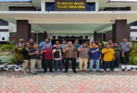 Kepala Kejaksaan Negeri (Kajari) Tojo Una-Una, Dr. Rizky Fachrurozi, SH., menggelar coffee morning bersama insan pers di depan kantor Kejari, Jumat (1/8/2025), pukul 10.00 WITA.