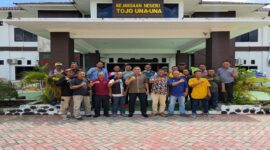 Kepala Kejaksaan Negeri (Kajari) Tojo Una-Una, Dr. Rizky Fachrurozi, SH., menggelar coffee morning bersama insan pers di depan kantor Kejari, Jumat (1/8/2025), pukul 10.00 WITA.