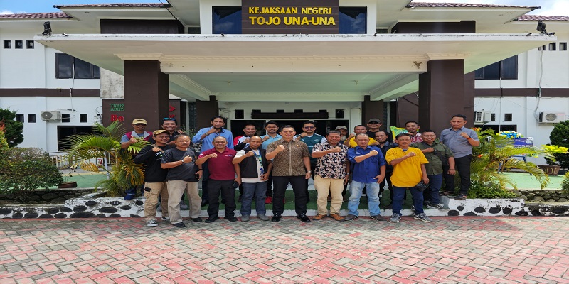 Kepala Kejaksaan Negeri (Kajari) Tojo Una-Una, Dr. Rizky Fachrurozi, SH., menggelar coffee morning bersama insan pers di depan kantor Kejari, Jumat (1/8/2025), pukul 10.00 WITA.