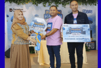 Wakil Bupati Tojo Una-Una, Hj. Surya, S.Sos.,M.Si menyerahkan hadiah kepada pemenang Hadiah Simpedes Periode 1 Tahun 2025, Sabtu (2/8/2025), di Lawaka Hotel.