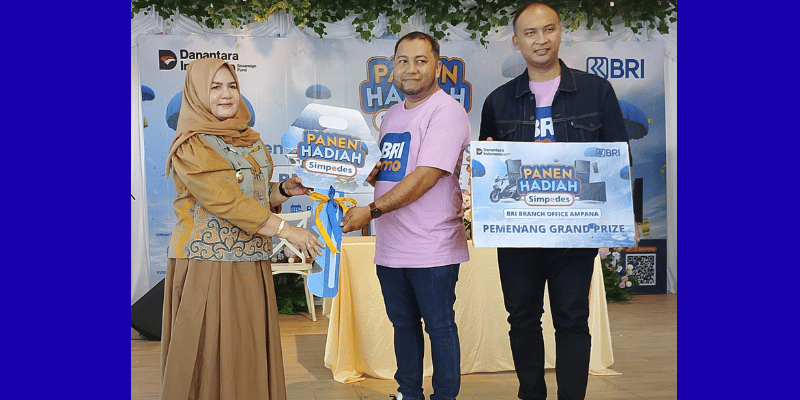 Wakil Bupati Tojo Una-Una, Hj. Surya, S.Sos.,M.Si menyerahkan hadiah kepada pemenang Hadiah Simpedes Periode 1 Tahun 2025, Sabtu (2/8/2025), di Lawaka Hotel.
