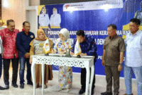 Bupati Tojo Una-Una, Ilham Lawidu bersama Dirut PT. Bank Sulteng, Hj. Rahmiyatie saat melakukan penandatanganan MoU diruang Rapat Kantor Bupati dan disaksikan Wakil Bupati Hj. Surya, S.Sos, Ketua DPRD Gusnar A. Suleman,S.E.M.M., PJ. Sekda, Alfian Matajeng, S.Pd., M.A.P., pada  Kamis (14 / 8/ 2025)