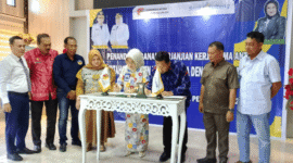 Bupati Tojo Una-Una, Ilham Lawidu bersama Dirut PT. Bank Sulteng, Hj. Rahmiyatie saat melakukan penandatanganan MoU diruang Rapat Kantor Bupati dan disaksikan Wakil Bupati Hj. Surya, S.Sos, Ketua DPRD Gusnar A. Suleman,S.E.M.M., PJ. Sekda, Alfian Matajeng, S.Pd., M.A.P., pada  Kamis (14 / 8/ 2025)