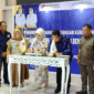 Bupati Tojo Una-Una, Ilham Lawidu bersama Dirut PT. Bank Sulteng, Hj. Rahmiyatie saat melakukan penandatanganan MoU diruang Rapat Kantor Bupati dan disaksikan Wakil Bupati Hj. Surya, S.Sos, Ketua DPRD Gusnar A. Suleman,S.E.M.M., PJ. Sekda, Alfian Matajeng, S.Pd., M.A.P., pada  Kamis (14 / 8/ 2025)
