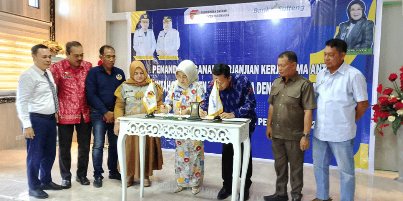 Bupati Tojo Una-Una, Ilham Lawidu bersama Dirut PT. Bank Sulteng, Hj. Rahmiyatie saat melakukan penandatanganan MoU diruang Rapat Kantor Bupati dan disaksikan Wakil Bupati Hj. Surya, S.Sos, Ketua DPRD Gusnar A. Suleman,S.E.M.M., PJ. Sekda, Alfian Matajeng, S.Pd., M.A.P., pada  Kamis (14 / 8/ 2025)