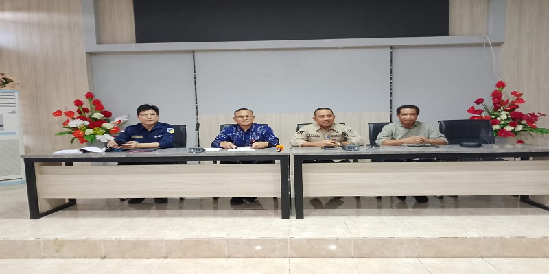Asisten II Setda Touna, Aspan Taurenta saat memimpin rapat mediasi PT. EKU bersama tim Pemprov Sulteng diruang rapat kantor bupati setempat, Kamis (28 /8/2025)