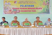 Wakil Bupati Tojo Una-Una, Surya, S.Sos., M.Si., secara resmi membuka pelatihan olahan pangan dan kerajinan berbasis kelapa di Desa Lemoro, Kecamatan Tojo, Senin (11/8/2025).