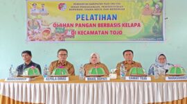 Wakil Bupati Tojo Una-Una, Surya, S.Sos., M.Si., secara resmi membuka pelatihan olahan pangan dan kerajinan berbasis kelapa di Desa Lemoro, Kecamatan Tojo, Senin (11/8/2025).