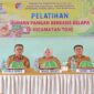 Wakil Bupati Tojo Una-Una, Surya, S.Sos., M.Si., secara resmi membuka pelatihan olahan pangan dan kerajinan berbasis kelapa di Desa Lemoro, Kecamatan Tojo, Senin (11/8/2025).