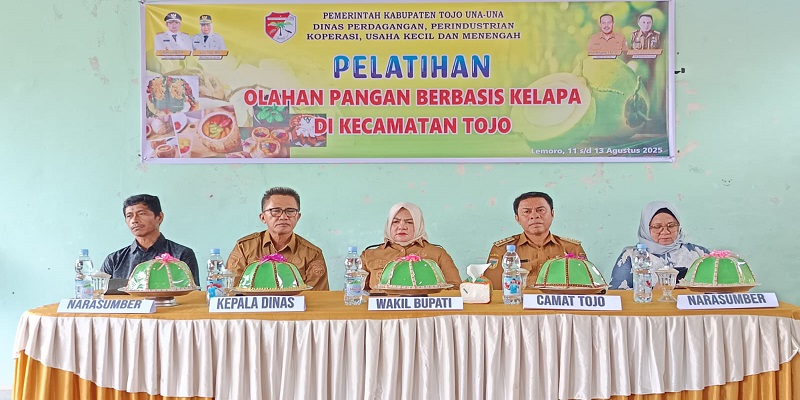 Wakil Bupati Tojo Una-Una, Surya, S.Sos., M.Si., secara resmi membuka pelatihan olahan pangan dan kerajinan berbasis kelapa di Desa Lemoro, Kecamatan Tojo, Senin (11/8/2025).