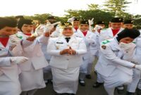 Wakil Bupati Tojo Una-Una saat ikut bergembiraria bersama 33 anggota Paskibraka, setelah penurunan bendera Merah Putih di lapangan Kota Bumi Mas, Kelurahan Uemalingku, Kecamatan Ratolindo pada Minggu sore, 17 Agustus 2025