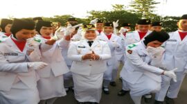 Wakil Bupati Tojo Una-Una saat ikut bergembiraria bersama 33 anggota Paskibraka, setelah penurunan bendera Merah Putih di lapangan Kota Bumi Mas, Kelurahan Uemalingku, Kecamatan Ratolindo pada Minggu sore, 17 Agustus 2025