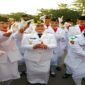 Wakil Bupati Tojo Una-Una saat ikut bergembiraria bersama 33 anggota Paskibraka, setelah penurunan bendera Merah Putih di lapangan Kota Bumi Mas, Kelurahan Uemalingku, Kecamatan Ratolindo pada Minggu sore, 17 Agustus 2025
